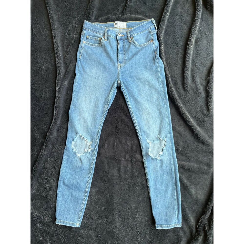 Free People Skinny Jeans Blue‎ Light Wash Distressed Torn Knee Rip Size 28 EUC